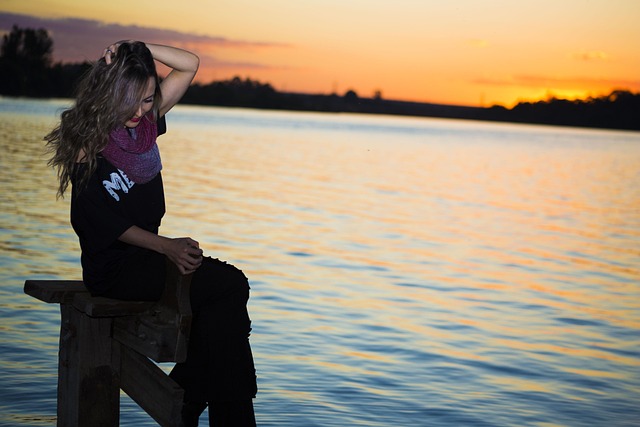 자기 발견을 위해 조용히 강가에 앉아 생각하는 모습