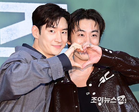 배우 이제훈과 구교환이 4일 서울 강남구 삼성동 메가박스 코엑스에서 열린 영화 '탈주'(감독 이종필) 쇼케이스에 참석하고 있다. [사진=정소희 기자]