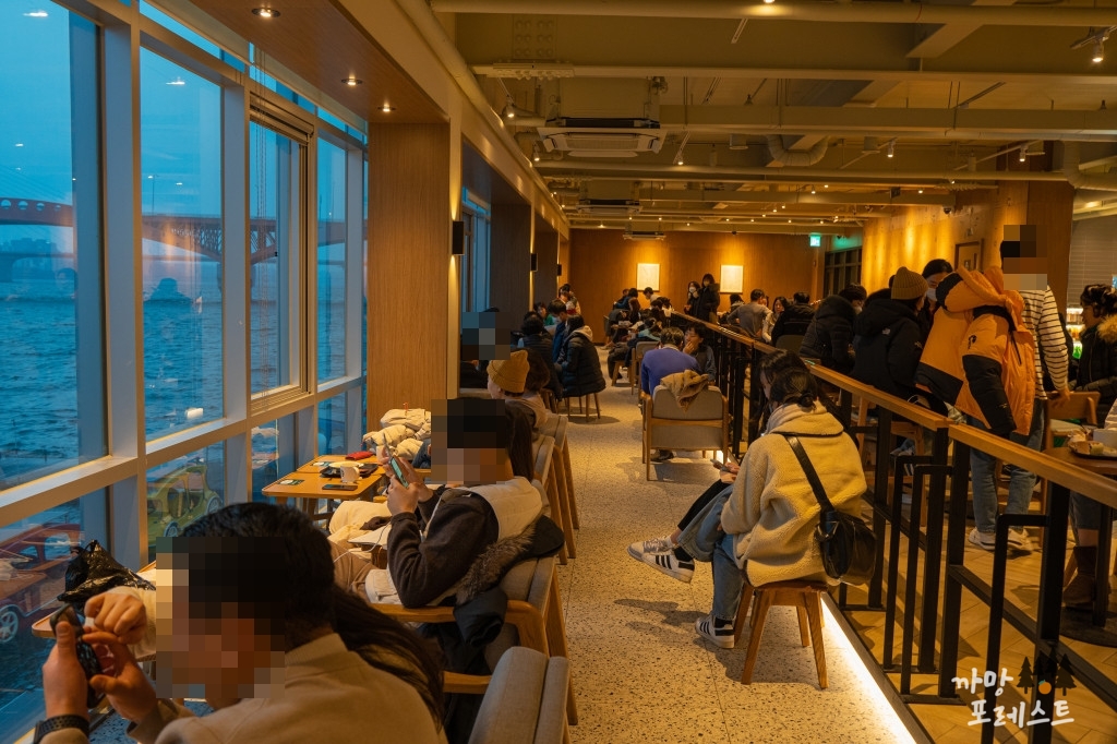 스타벅스 망원한강 공원점 창가자리