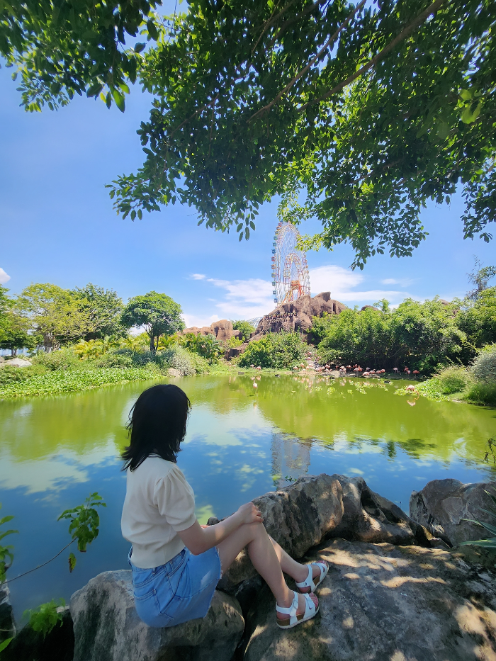 나트랑 빈원더스 대관람차와 플라밍고를 배경으로 찍은 모습