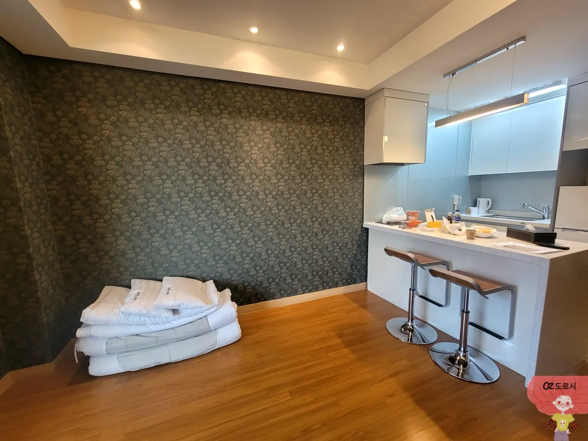 경기도-양평-쉐르빌호텔-스위트룸-거실-아이리쉬식탁과-이불-채