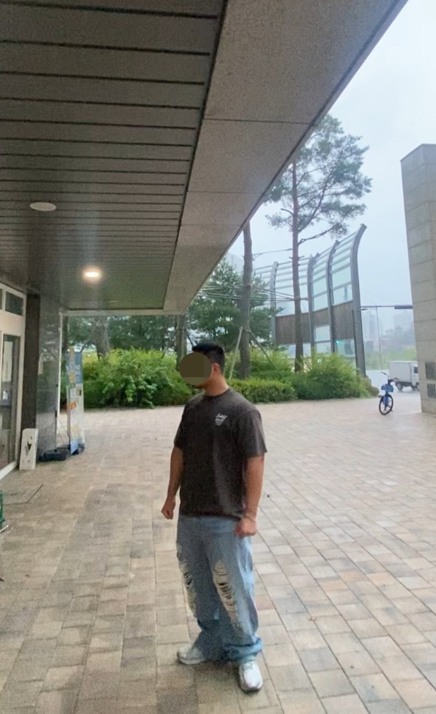 데일리룩(2025. 9. 16.)크림소다랩 스톤워싱 피그먼트 블랙 화이트 반팔 티셔츠, 무신사스탠다드 와이드 데미지진 무파진 디스데님 팬츠, 아식스 조그 100 실버, 빈티지 팔찌