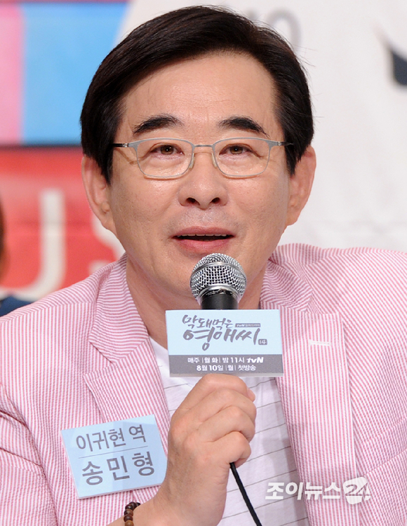 배우 송민형이 7일 오후 서울 영등포 타임스퀘어에서 열린 tvN 새 월화드라마 '막돼먹은 영애씨 시즌14' 제작발표회에서 인사말을 하고 있다. [사진=조이뉴스24 DB]