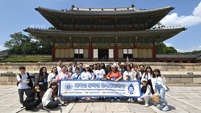 <img src=”korean-history-culture-global-promotion.jpg ” alt=”한국의 역사와 문화유산을 세계에 알리는 반크의 활동을 상징하는 모습”>