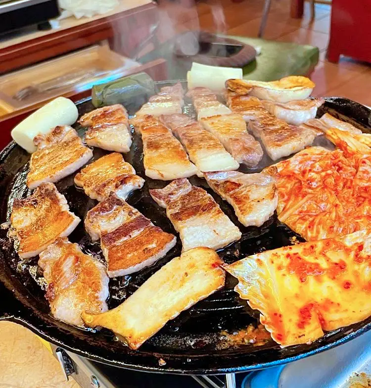 줄서는식당 대식가 방 성훈 추천 묵은지 무쇠 솥뚜껑 김치찜 한돈 생삼겹살 한우 차돌박이 해남 된장찌개 맛있는 식당 신당역 황학동 맛집 소개