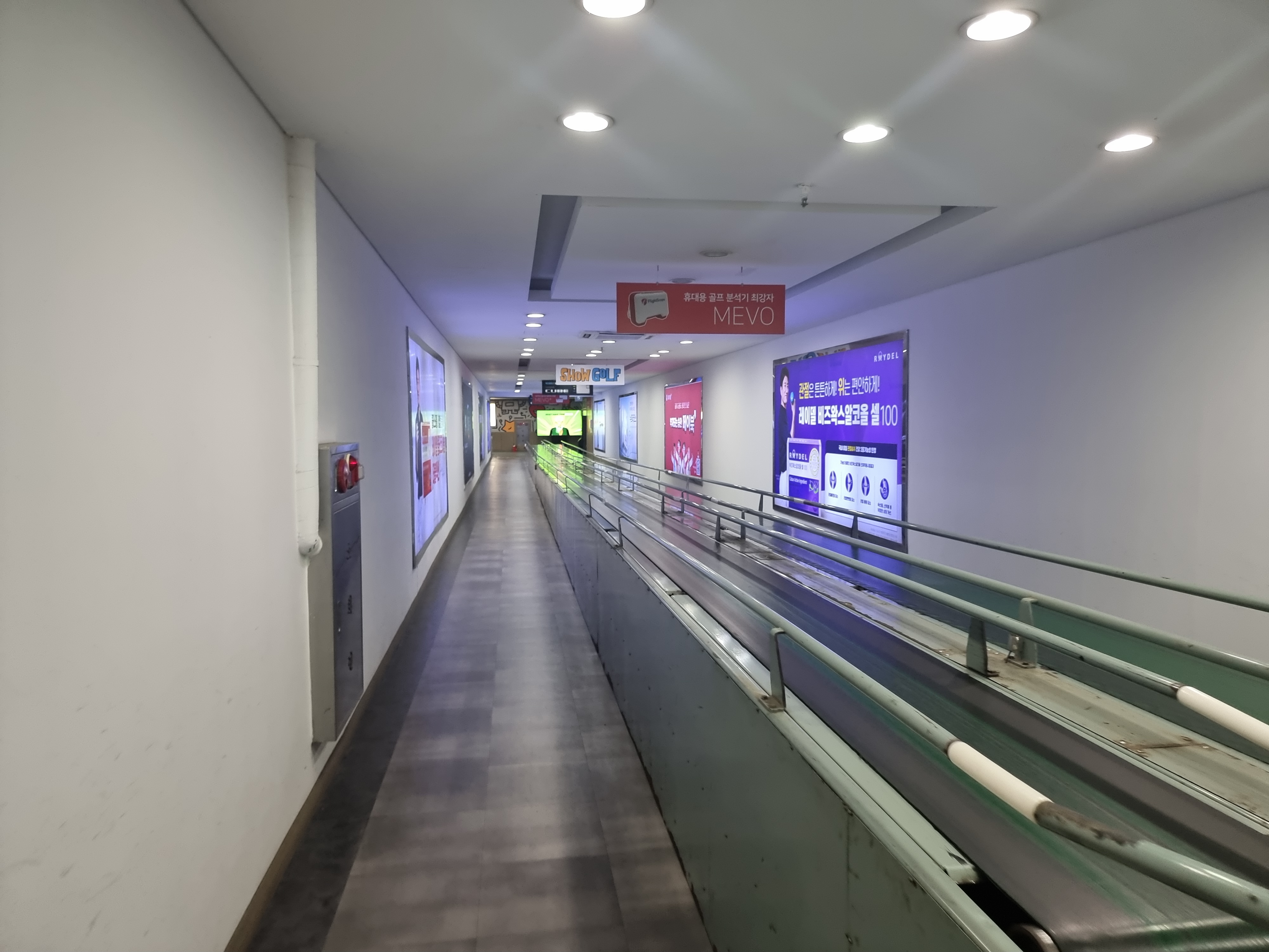쇼골프 김포공항점 입구부터 있는 컨베이어벨트