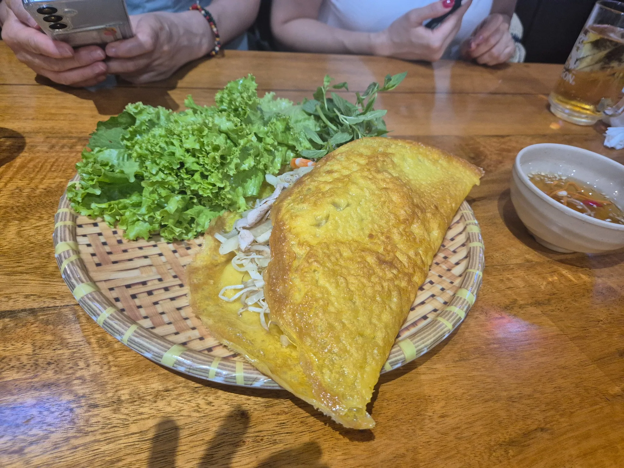 바삭한 반쎄오와 상추 ,허브