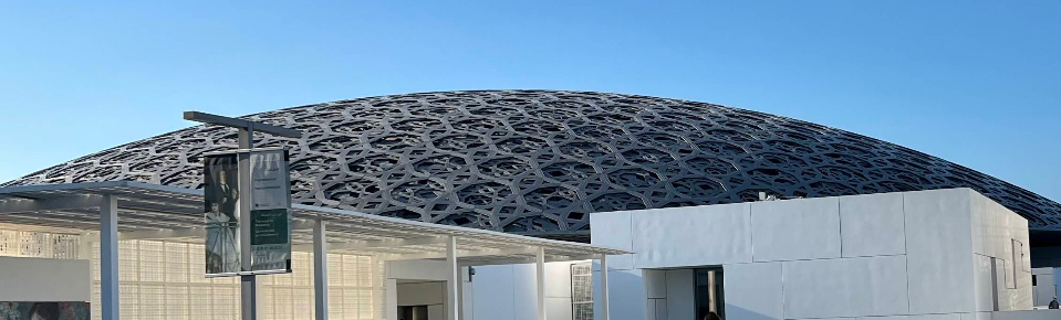 루브르 아부다비 사진입니다. 야경으로도 멋지지만 낮에도 너무나 멋진 건물 사진입니다.