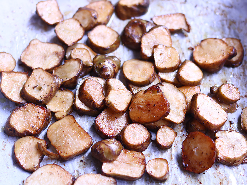 베이킹 트레이에 돼지감자를 오븐에서 굽는다