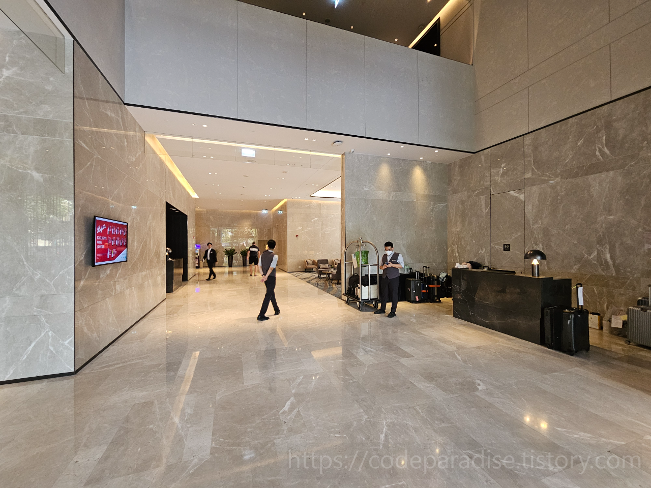 ํธํ
์ฌ์ง