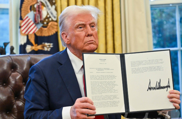 트럼프 대통령 행정 명령 싸인