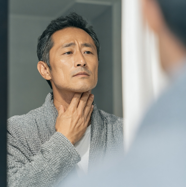 목에 혹이 있어 놀라는 거울보는 남자