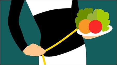 과일과 채소를 손에 든 여성