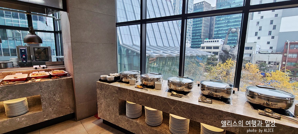 포포인츠 바이 쉐라톤 서울 명동 에볼루션 뷔페 런치 후기