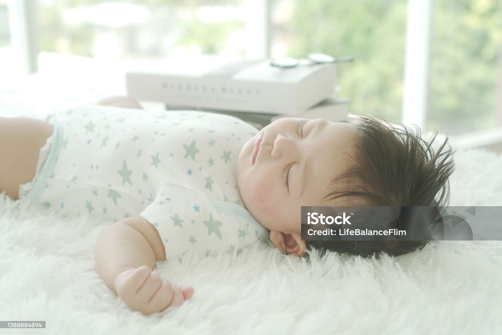 혼자서 잠을 자고 있는 아이 모습