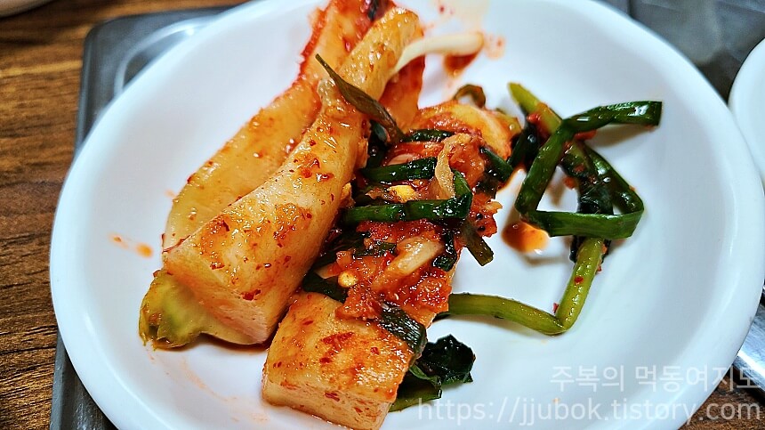 수월식당-밑반찬-깍두기