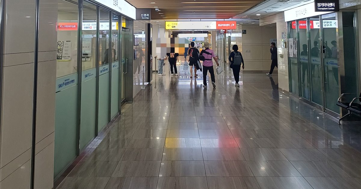 퇴원 통보 뒤 장기요양 신청 순서를 확인해야 하는 상황을 보여 주는 병원 복도