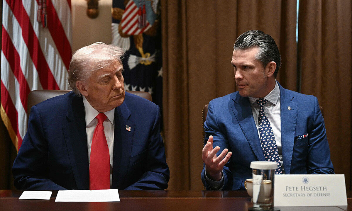 피트 헤그세스 미국 국방장관이 지난 17일 워싱턴DC 백악관 회의실에서 조르자 멜로니 이탈리아 총리와 오찬을 하기 전 도널드 트럼프 대통령을 바라보고 있다. 헤그세스 장관이 민간 메시지 앱에서 민감한 군사 정보를 권한이 없는 사람과 공유한 의혹이 제기된 것은 이번이 두 번째이다. 워싱턴DC=AFP연합