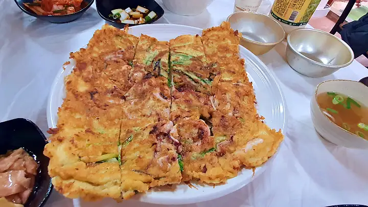고즈넉한 풍경 속, 눈과 입을 사로잡은 대왕 해물파전 충남 아산 맛집 추천 생방송투데이 리얼맛집 상전 소문의 맛집
