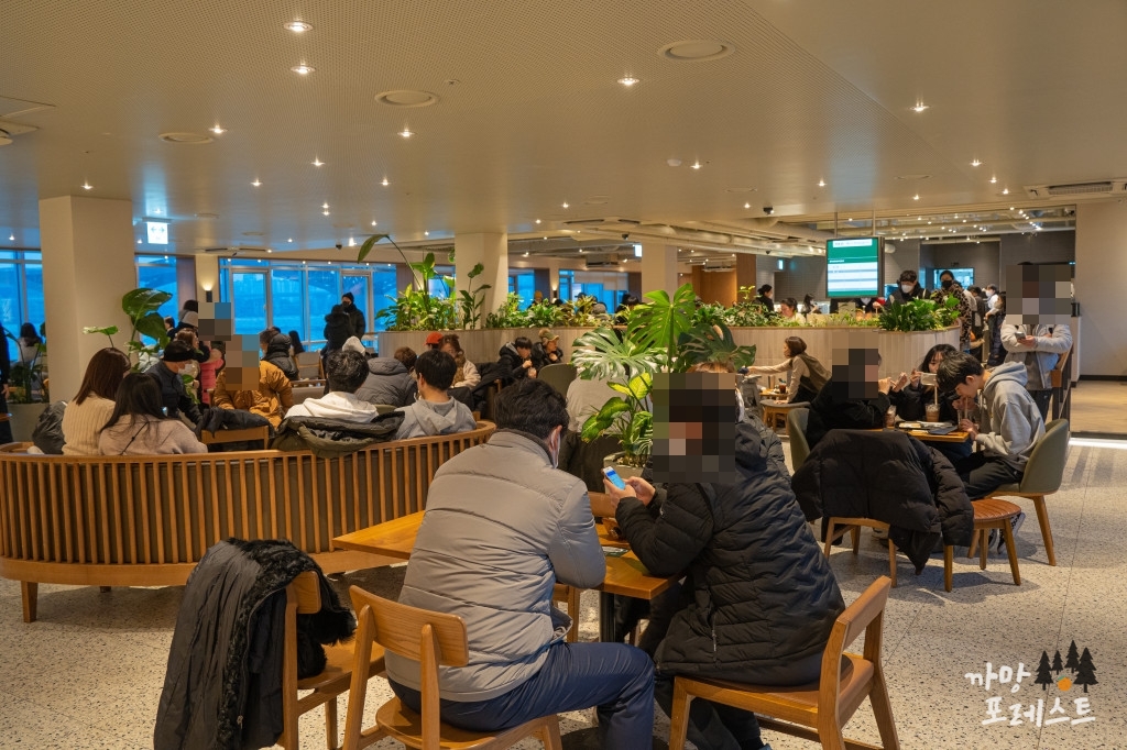 스타벅스 망원한강 공원점 테이블