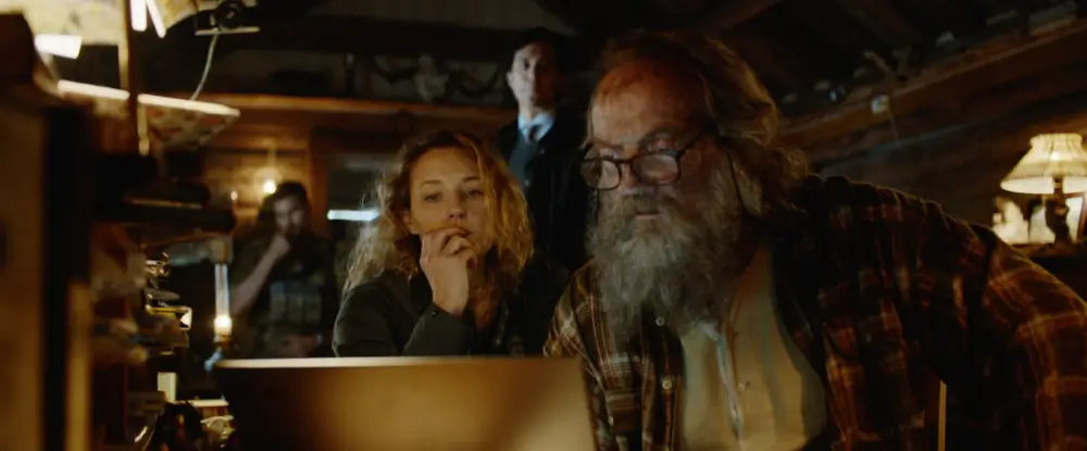 터널의 사고를 보고 있는 로라와 토비야스