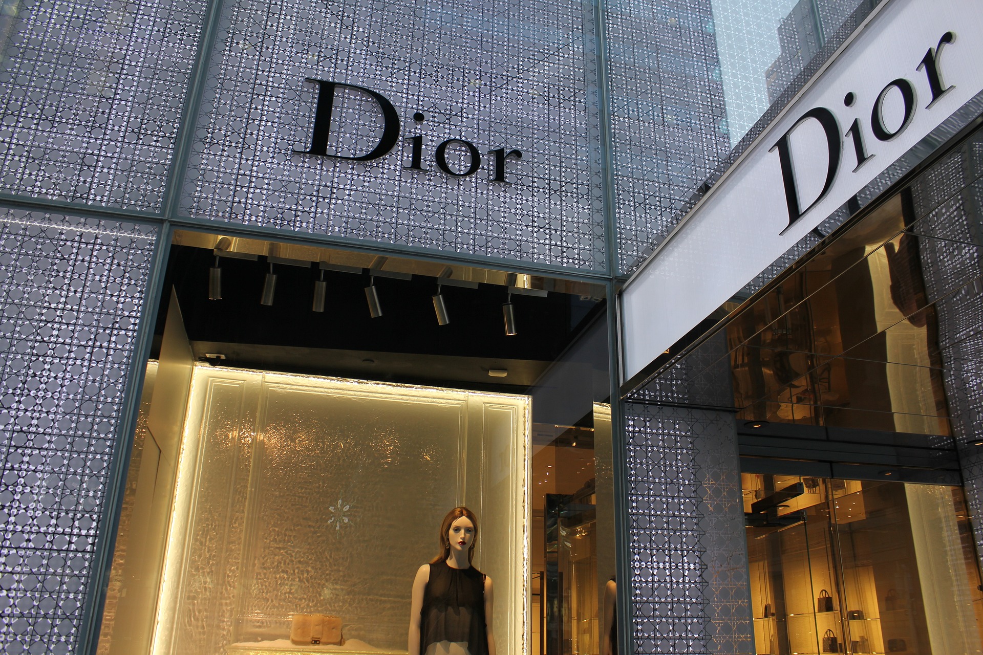 크리스티안 디올(Christian Dior)은 1946년 프랑스 디자이너 크리스티앙 디올에 의해 설립된 럭셔리 패션 하우스로, "뉴 룩(New Look)" 스타일로 패션계를 혁신하며 세계적으로 유명해졌습니다.