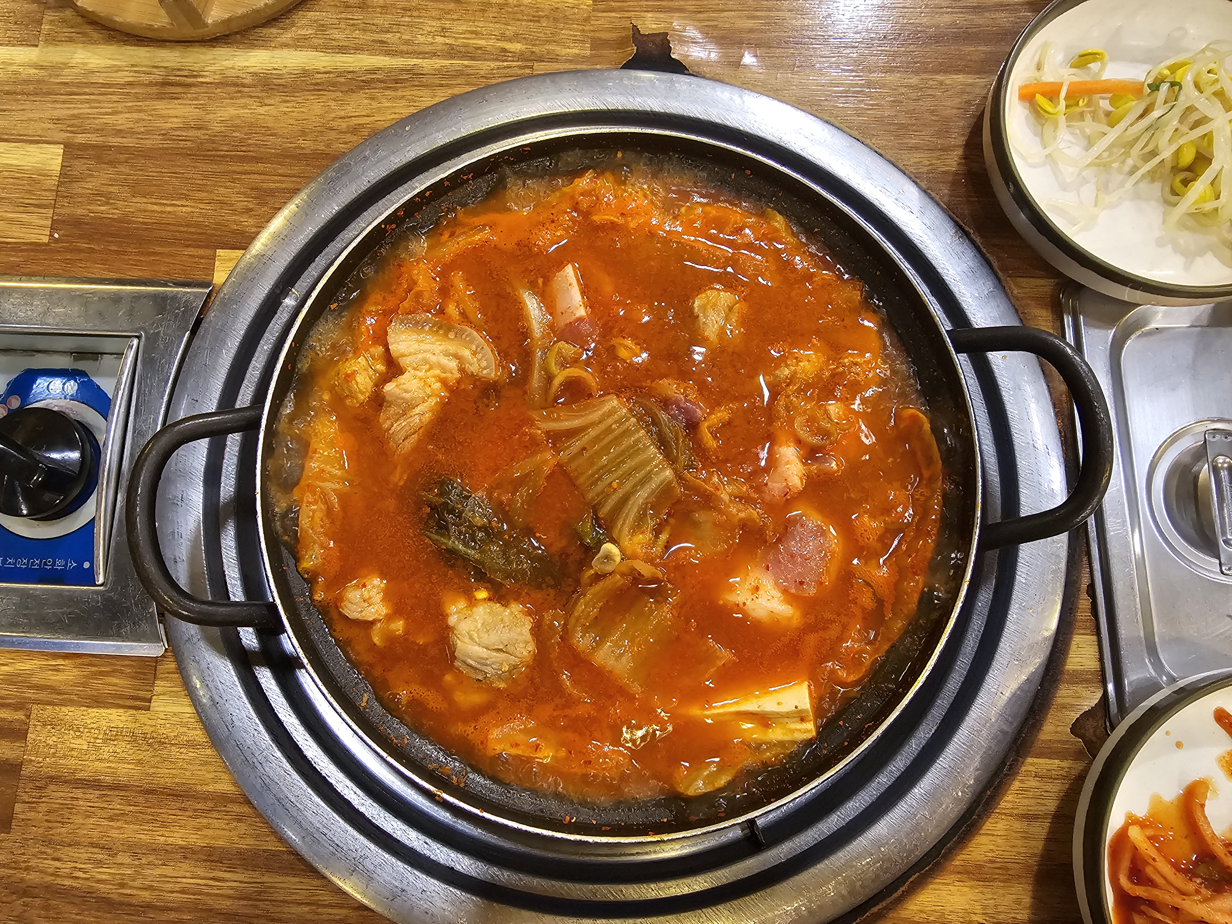 월수금 김치찌개 내돈내먹 리뷰 