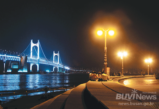 민락수변공원에서 바라본 광안대교