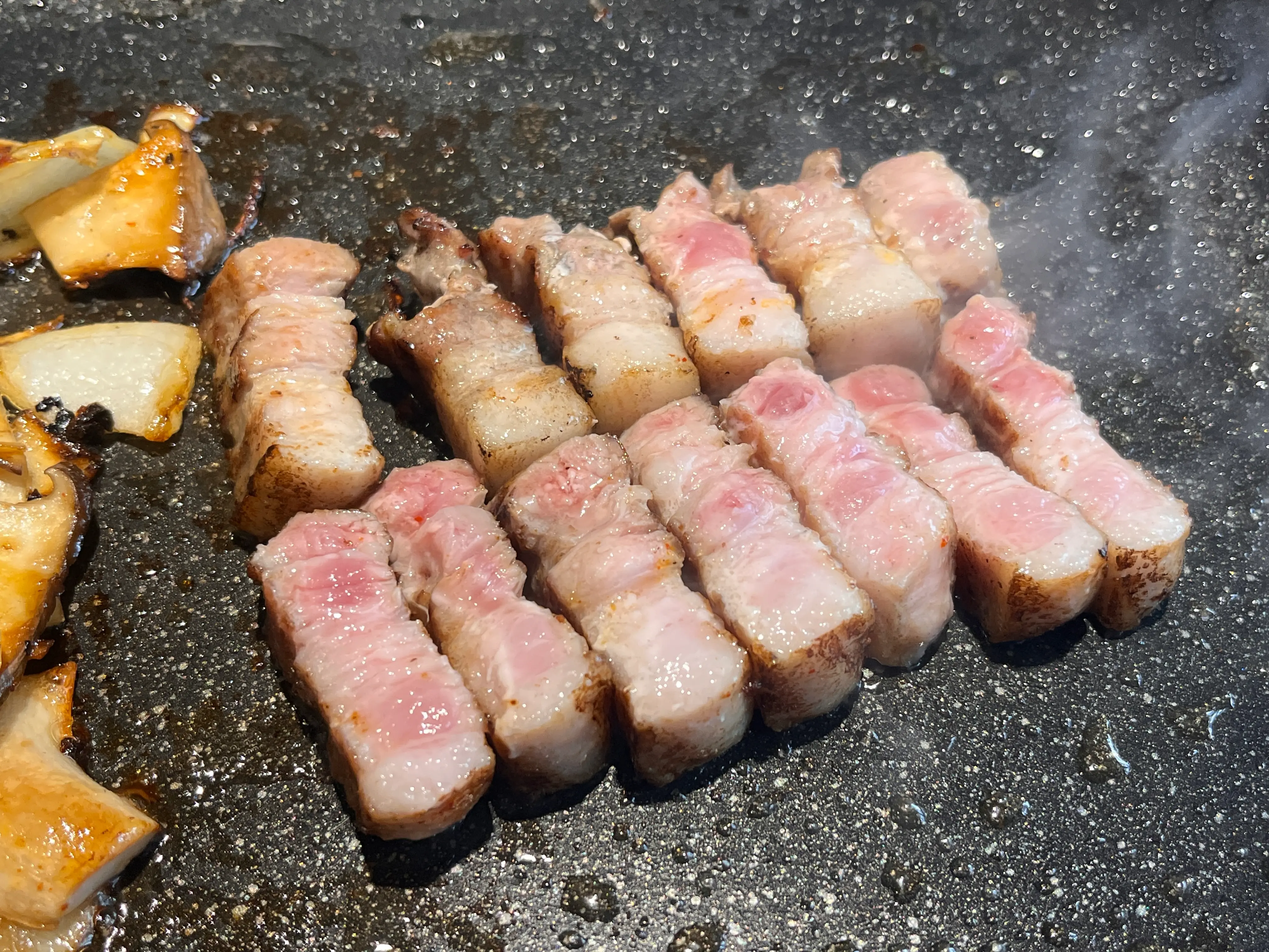삼겹살을 맛있게 굽고 있는 사진