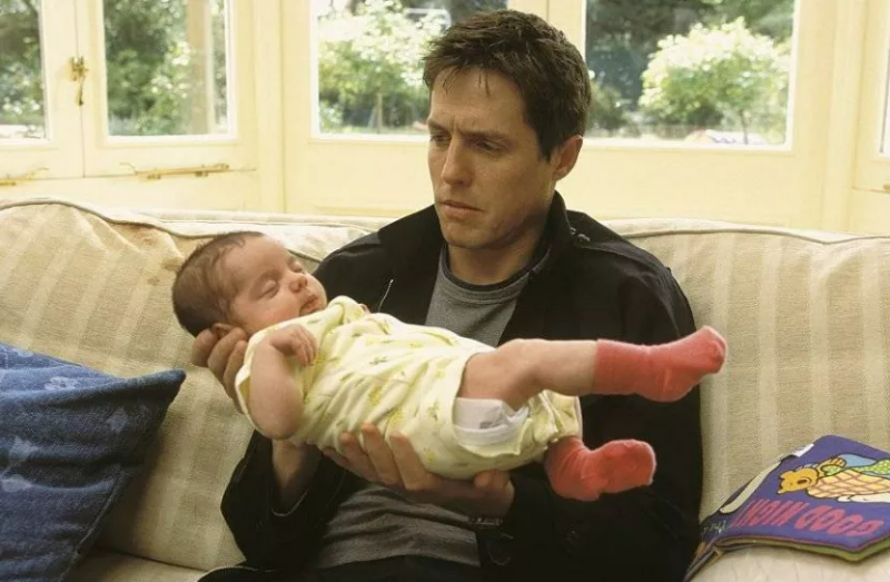 윌이 아기를 들고 어쩔 줄 모르는 모습