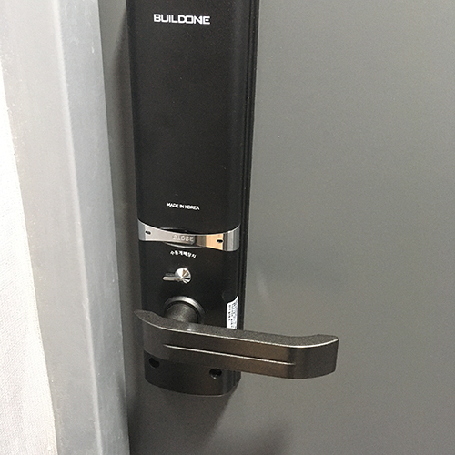 디올호텔-현관문