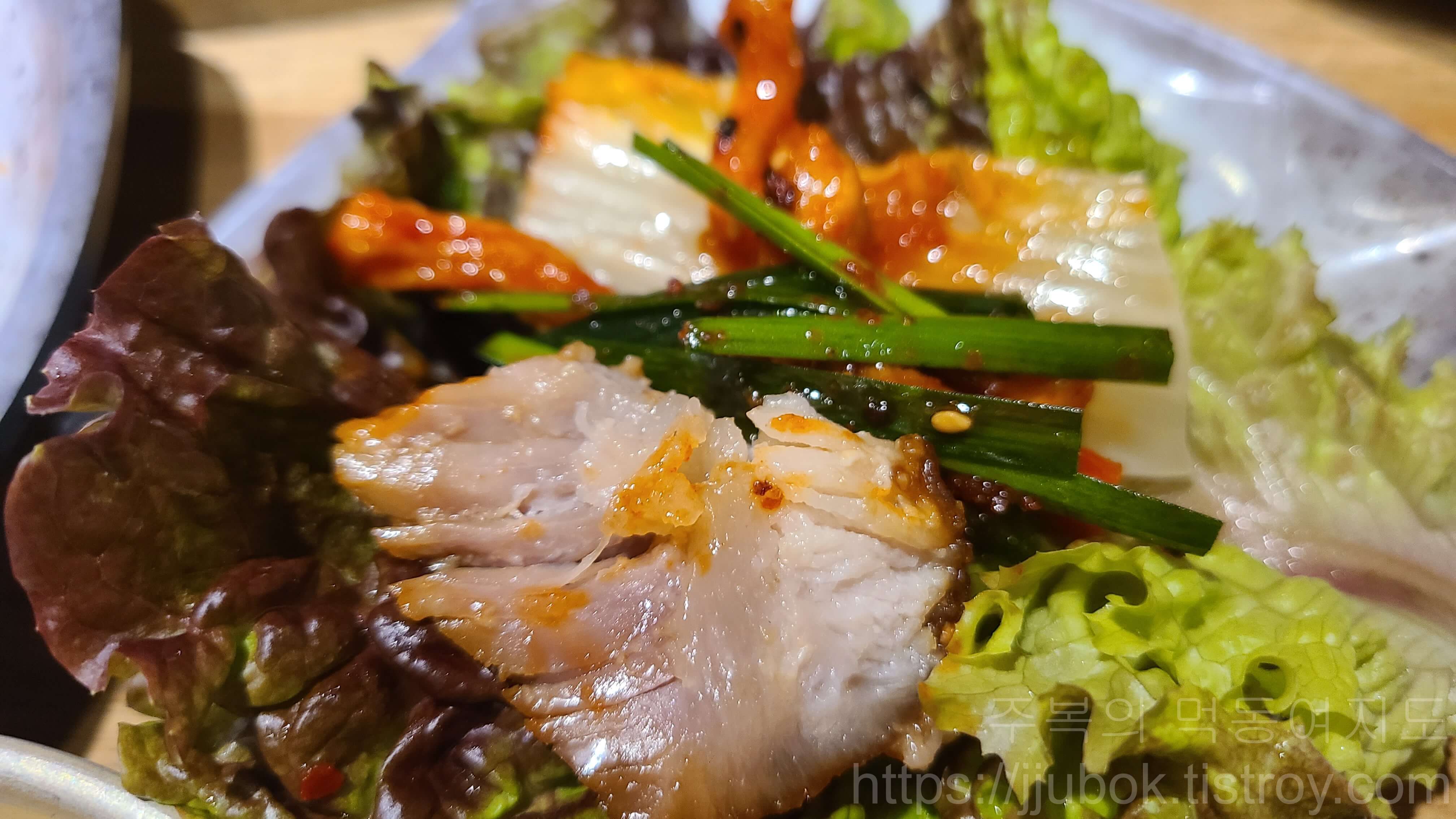 족이맛있는-사또족발-족발-대-쌈