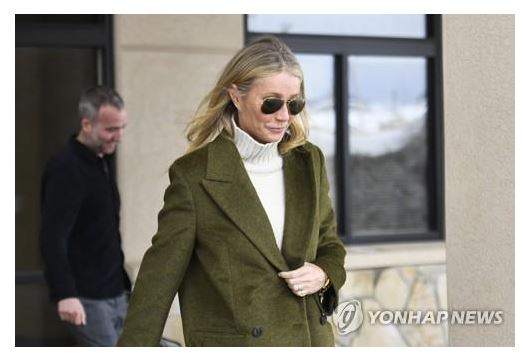 조용한 명품을 걸치고 법정을 나서는 귀네스 팰트로