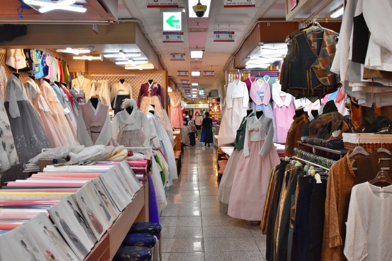 부산진 시장 내부 풍경 한복집