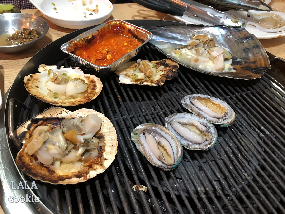 대구-달서구-상인동-조개구이-맛집-아싸가리비-활전복과-조개구이-불판에-올린-모습
