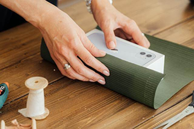 선물 포장을 하고 있는 스마트 폰