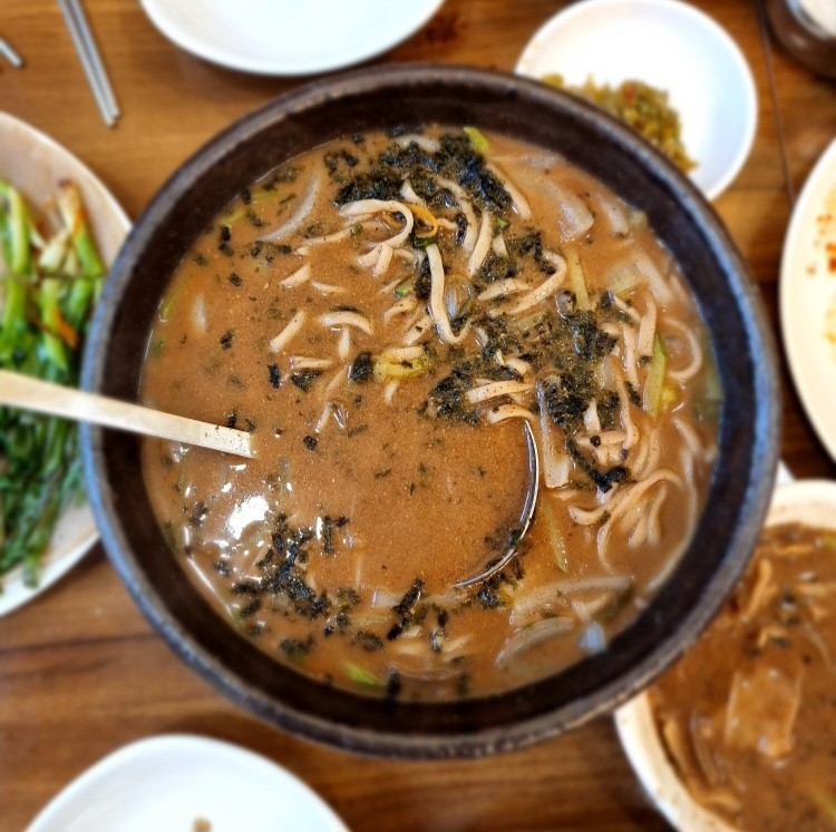 도토리 칼국수 (2인이상)