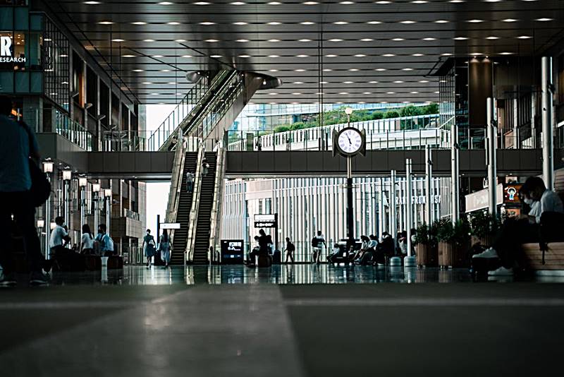 공항-내부-사람들-지나다니는-모습