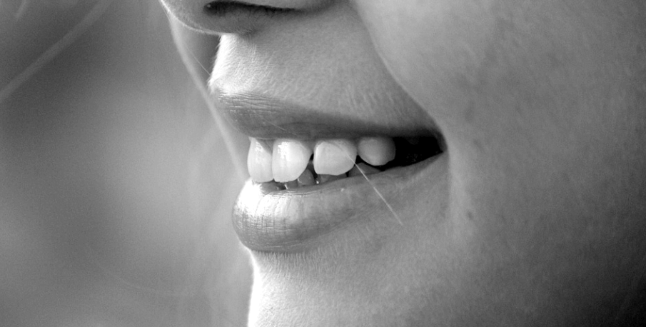 치아를 드러내며 미소 짓고 있는 여성