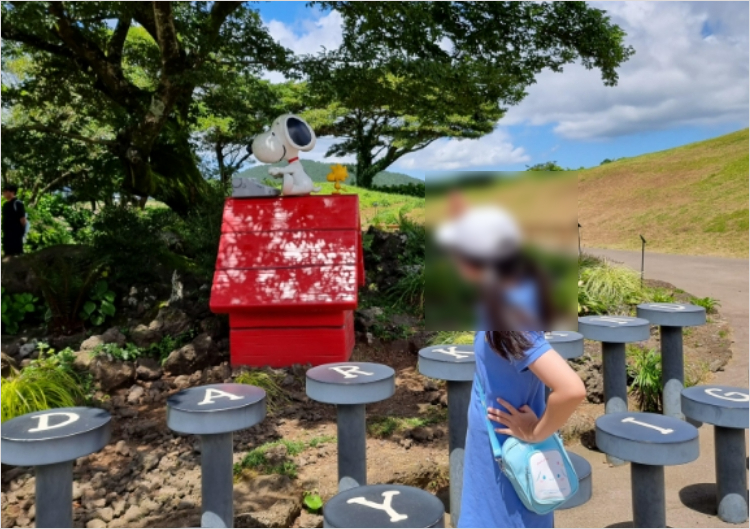 아기자기한 스누피 조형물로 가득한 야외 정원