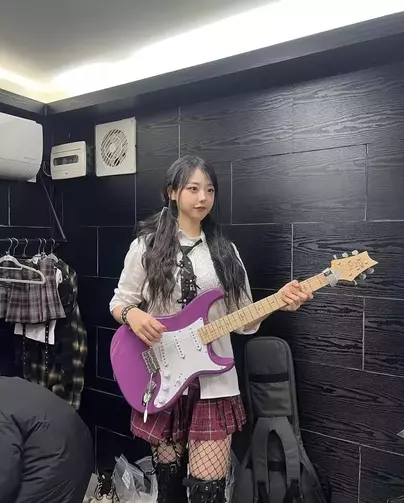 냥뇽녕냥 기타 들고 있는 모습