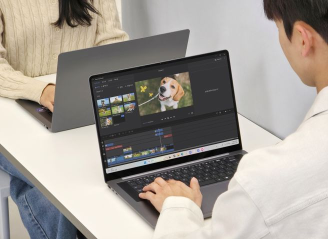 최대 24시간 배터리 지속과 1.43kg 가벼운 무게를 강조하는 갤럭시 북6 휴대 모습