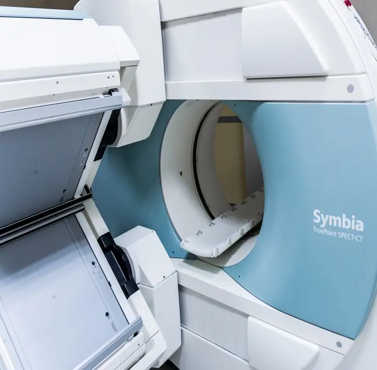 수면검사 전 문진표를 작성하는 모습