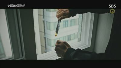 신문지에 불을 붙이는 사진 입니다.