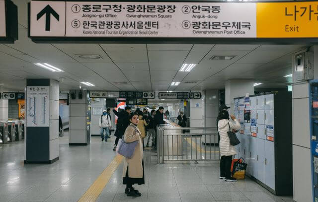 서울 광화문역 지하철 역사 안의 모습