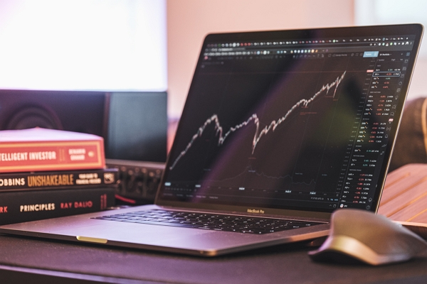 laptop 화면서 주식 차트가 보여지고 있는 사진