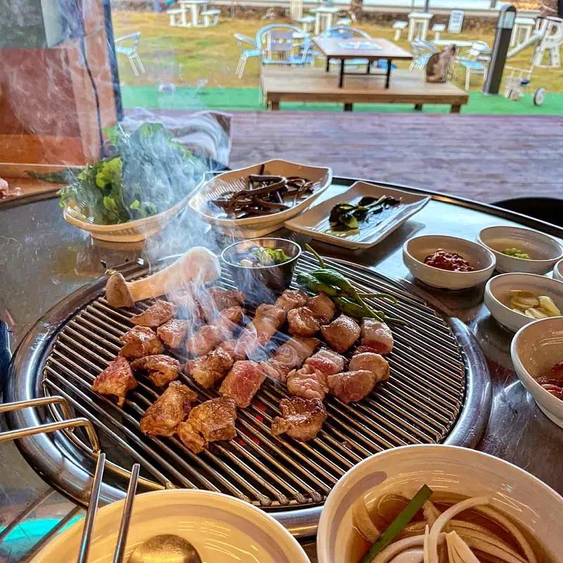 생방송오늘저녁 제주 판포포구 마장 건초 800도 짚불 구이 훈연 드라이 에이징 흑돼지 딱새우 키조개 관자 삼합 맛집 추천