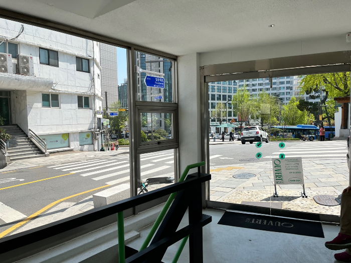 내부에서 바라본 사직공원 앞 거리