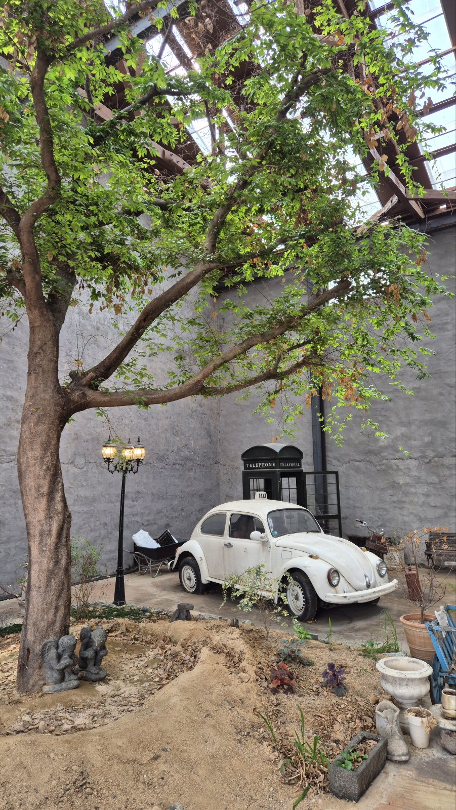 카페 내부의 자동차