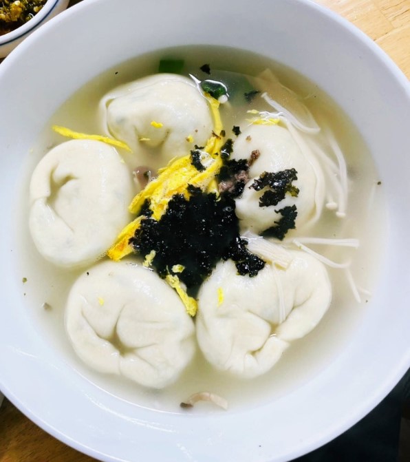 피가 얇은 왕만두가 푸짐한 맛있는 만둣국